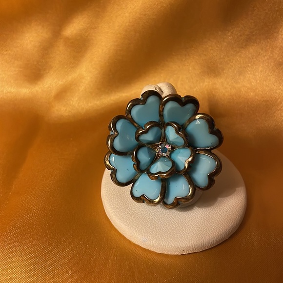Adjustable turquoise look flower elastic ring w/gold back. Rhinestone in middle - Picture 4 of 9